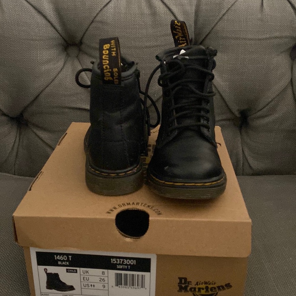 Children’s Dr Martens classic black w yellow stitching